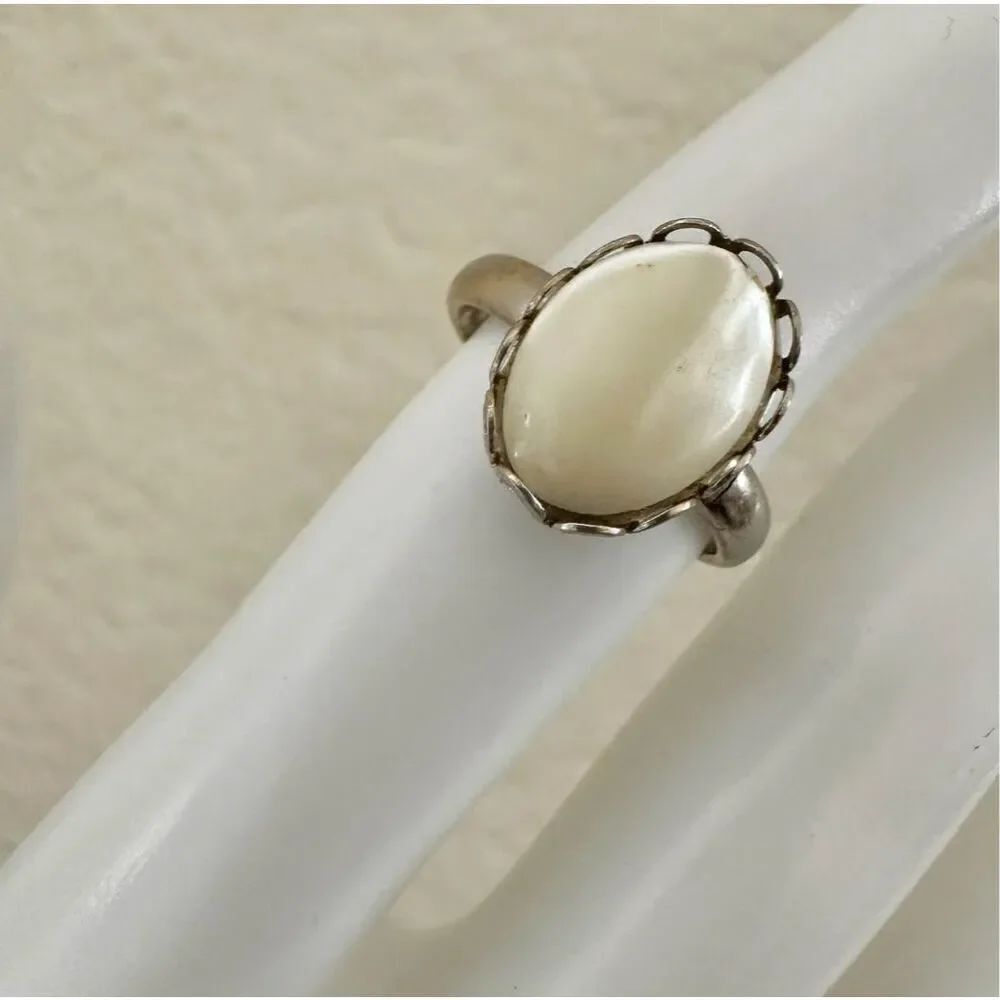 Mother of pearl silver tone oval ring